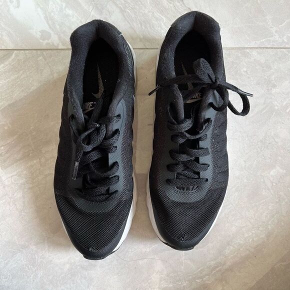 Women's Nike Air Max Invigor Black White Size 7.5 - Picture 3 of 5